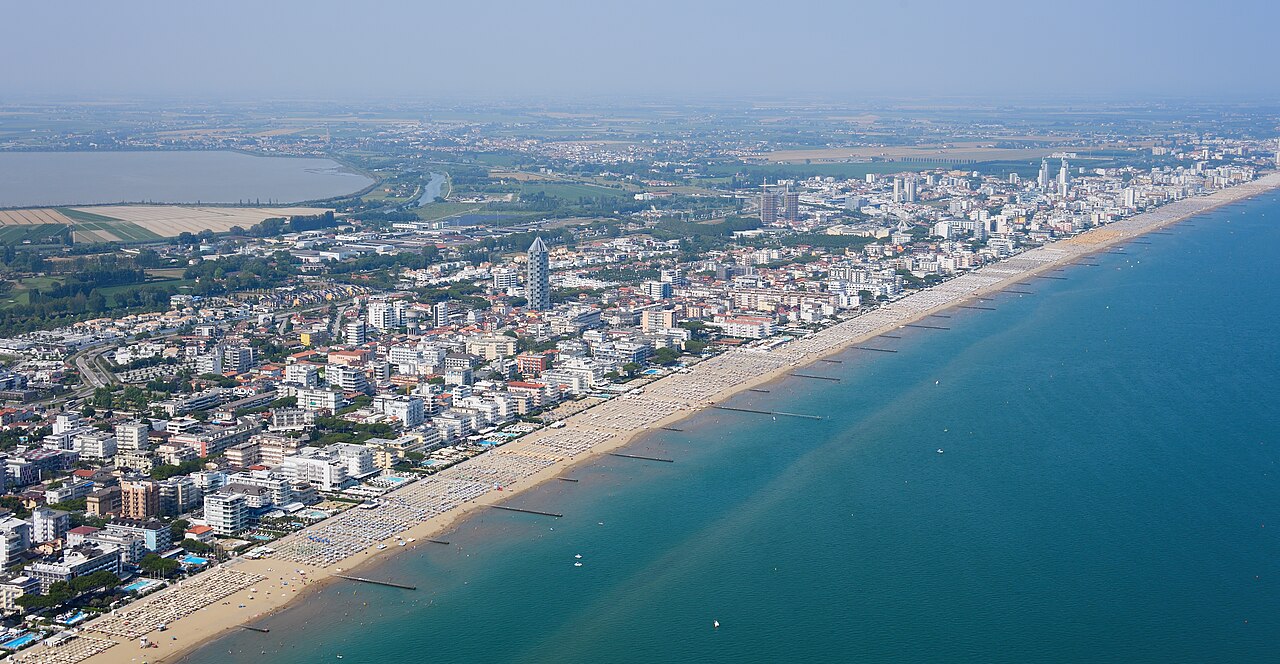 Vista aerea del Lido di Jesolo, lunga striscia di sabbia tra mare e laguna, dalla quale si distinguono gli stabilimenti balneari ordinati lungo il litorale